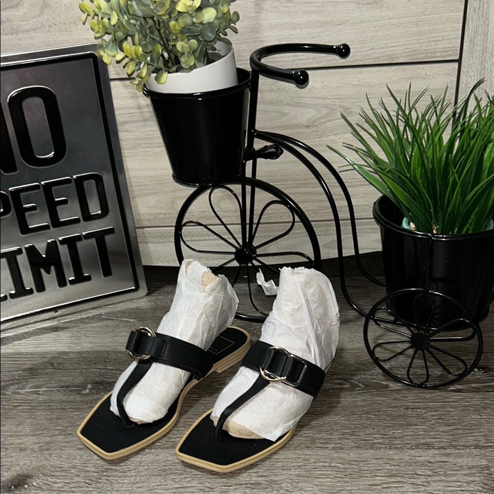 🦋Dolce Vita Black Sandals with Modern Minimalist Design 5/25$